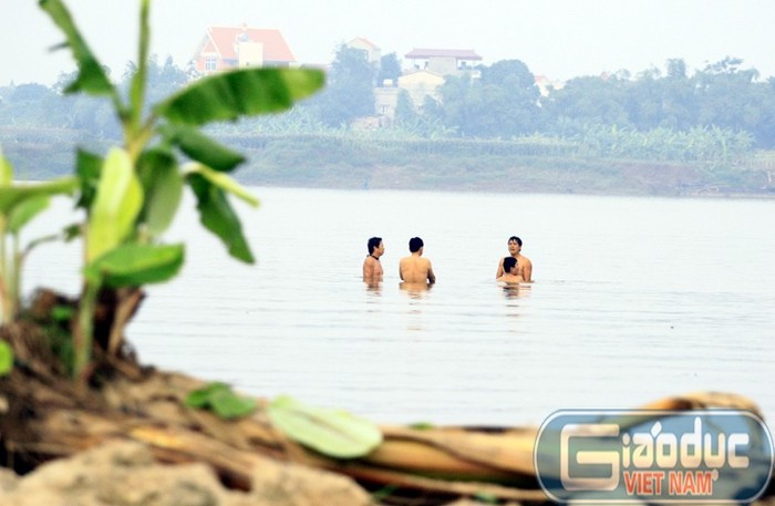 Nhiều người Hà Nội trốn cái nóng lịch sử bằng cách rủ nhau đi tắm sông Hồng